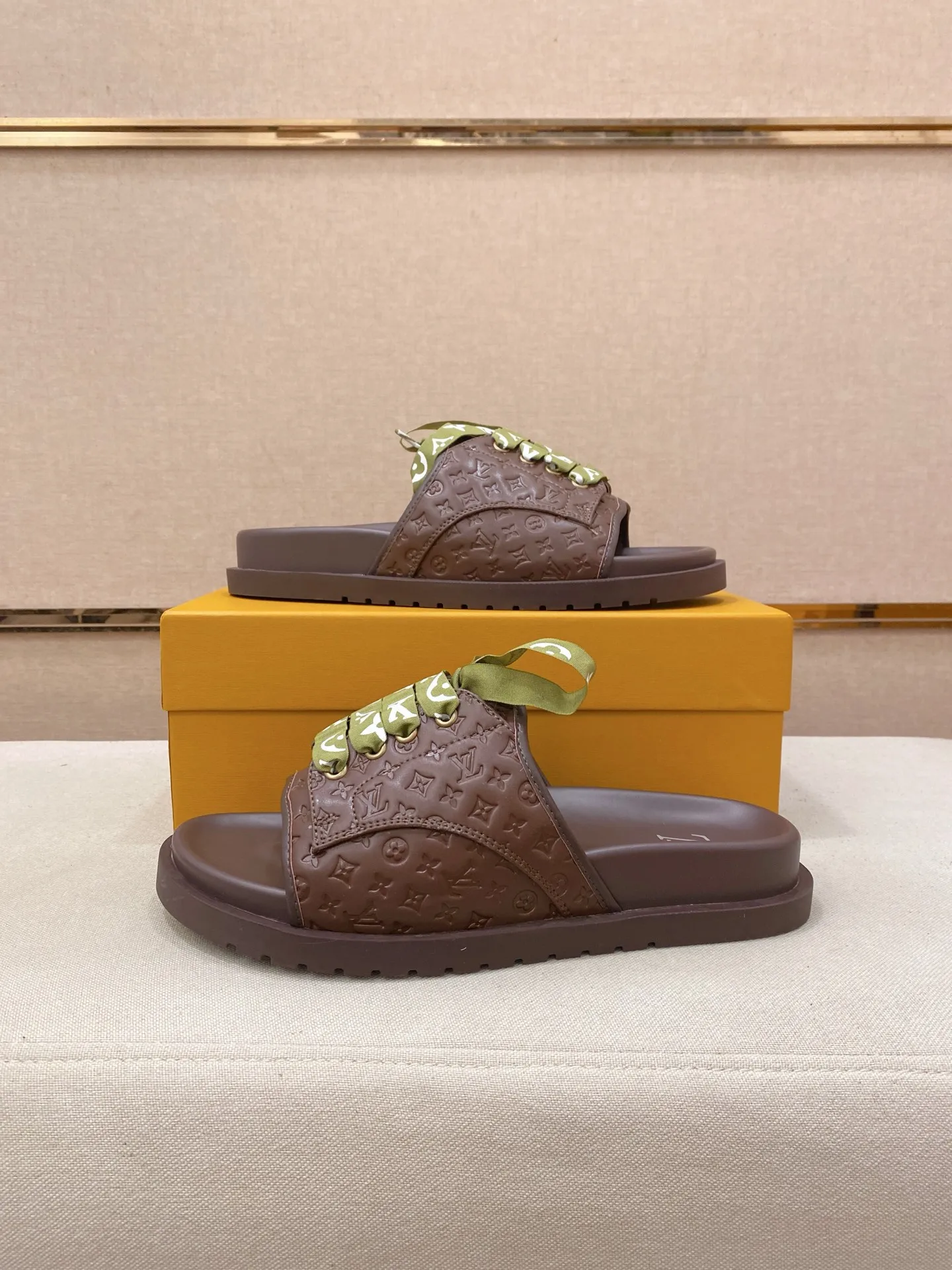 Men's shoes 💰: 340💰Made by LV🔍Top purchasing agents. Men's spring and summer slippers are available at the same counter. The uppers are imported cowhide from Italy, with logo graphics and high-quality craftsmanship. Soles: original soles specially provided by the original factory. Exclusive movable molded soles are super comfortable. Original goods follow orders. 🔍🔍High quality. You can enter and exit the counter at will. Welcome to compare. Size 38-44.